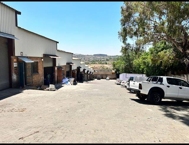 165M² WAREHOUSE TO LET IN LOMBARDY WEST